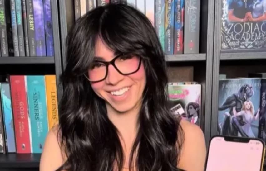 Млада Канаѓанка се заљуби во ВИ бот и откри дека може да бидат палави: Купи играчка (ВИДЕО)