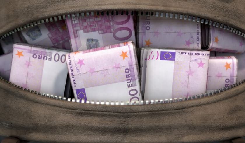 Седумгодишно девојче се скарало со мајка си и од зградата фрлила торба со над 80.000 евра, настана хаос