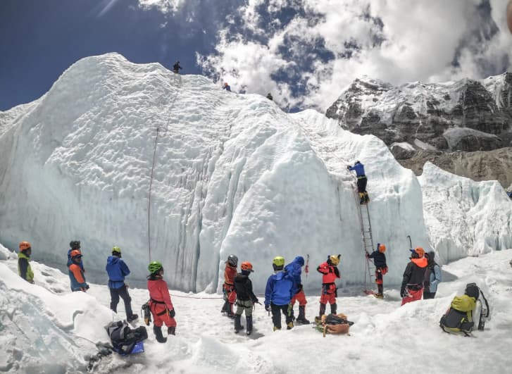 Водичи на Монт Еверест намерно ги труеле алпинистите, за да заработат од нивно спасување- измама тешка 20 милиони долари
