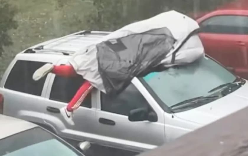 Автомобилот му е поважен од сопственото тело- легнал на покривот за да го заштити од град (ВИДЕО)