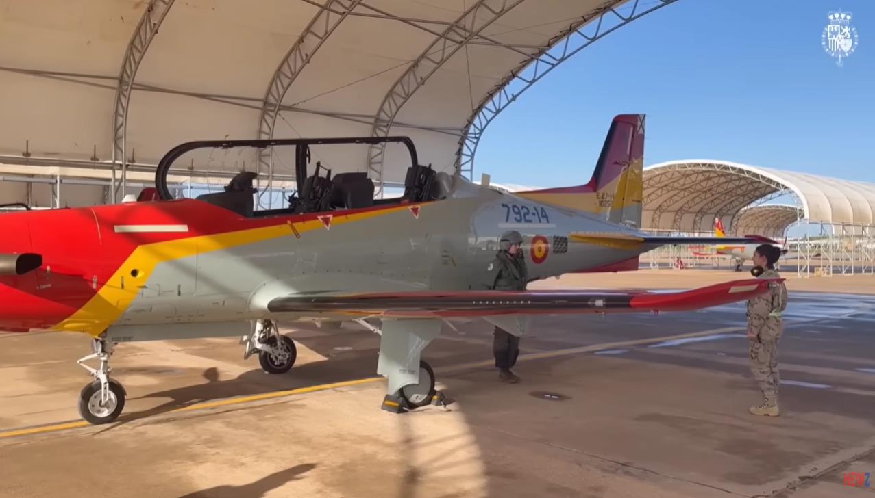 Видео: Шпанската престолонаследничка пилотираше со борбен авион