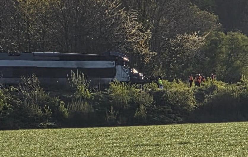 Видео: Во судар на брз воз-TGV и камион во северна Франција загина машиновозачот, 27 патници повредени