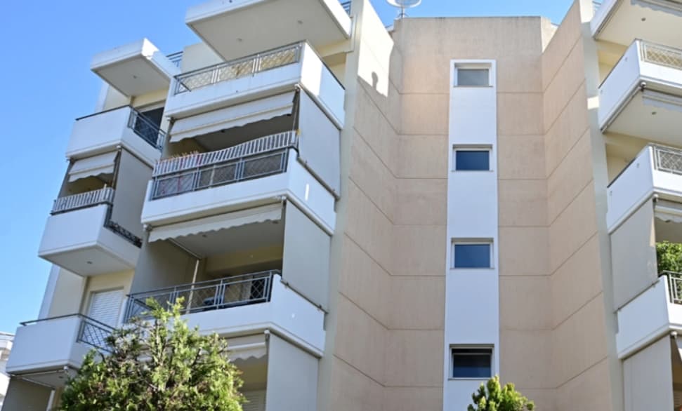 Бизарен случај во Атина: Украинка два пати паднала од балкон на четврти кат и преживеала- приведен е сопругот Русин