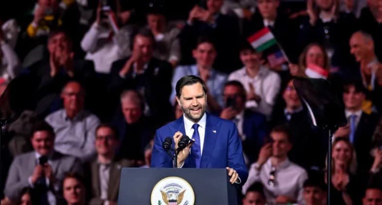 Венс му се јави на Трамп среде митинг во Будимпешта, илјадници воодушевени: Го сакам тој Виктор (ВИДЕО)