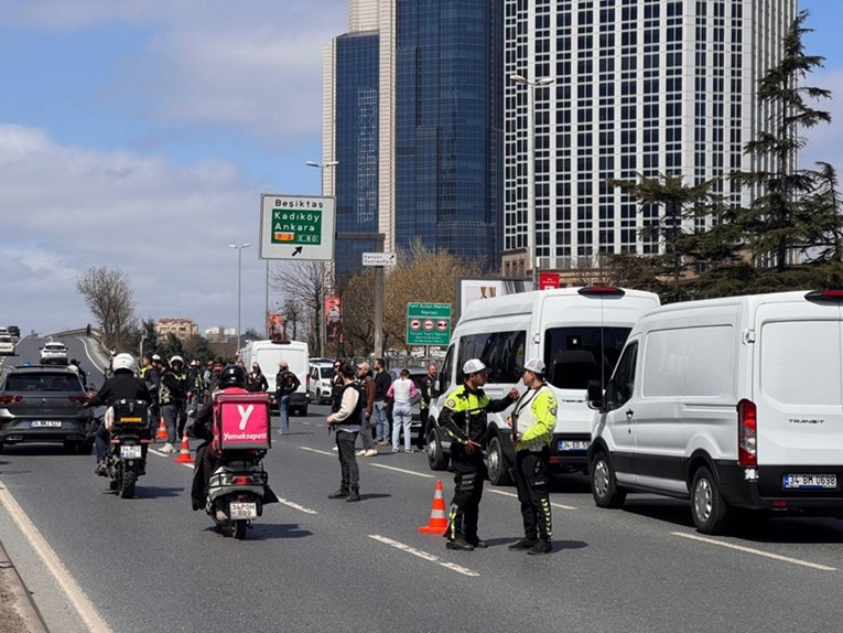 Десет лица се приведени во Истанбул по пукотницата пред израелскито конзулат