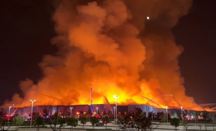 Гори Олимпискиот парк во Рио де Женеиро, го гаснат десетици пожарникари (ВИДЕО)