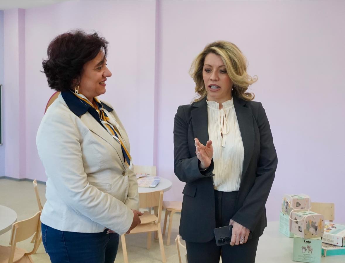 Сопругата на премиерот, Рози Мицкоска, подари играчки за дечињата во новата градинка во Потстаница