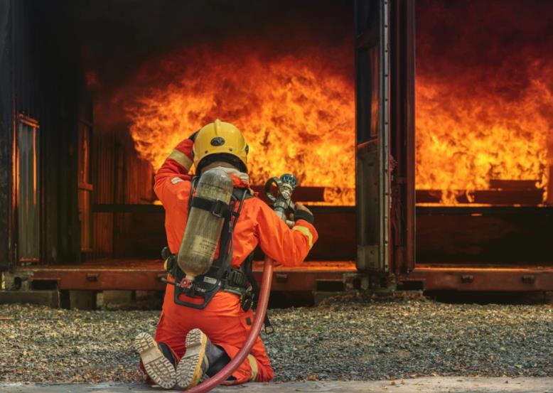 Девет лица хоспитализирани, над 150 евакуирани по голем пожар во станбена зграда во романскиот град Констанца