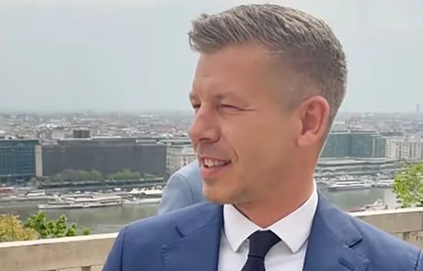 Петер Маѓар од балконот на палатата го здогледа Орбан и направи нешто неочекувано (ВИДЕО)