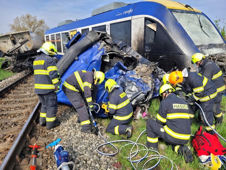 Страшна сообраќајка во Словачка: Се судрија камион и воз- загина машиновозачот, над 20 патници се повредени (ВИДЕО)