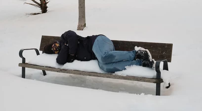 Го нашле замрзнат на клупа, откако се препил со вотка- докторите го прогласиле за мртов, кога се случило чудо