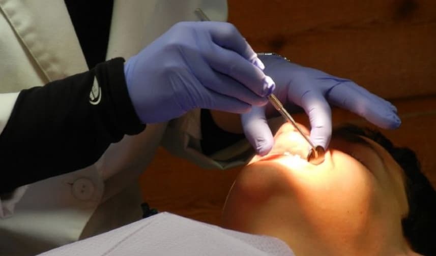 Отишол во Турција по „холивудска насмевка“ – се вратил без ниеден заб: Болката беше неподнослива (ФОТО)