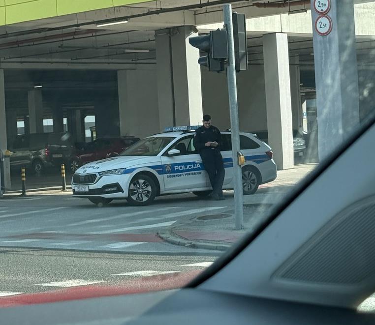 Поради дојава за поставена бомба евакуирана гимназија во Загреб
