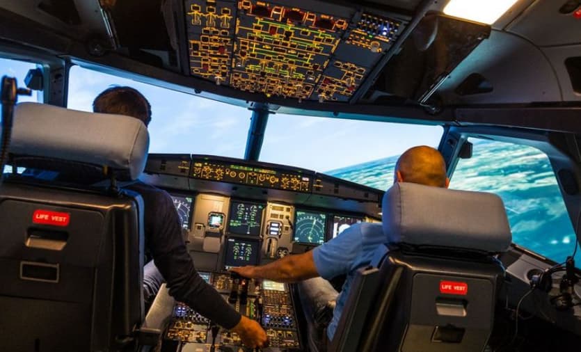 Пилоти испуштале животински звуци додека се јавувале на контролата на летање, снимката од разговорот е хит