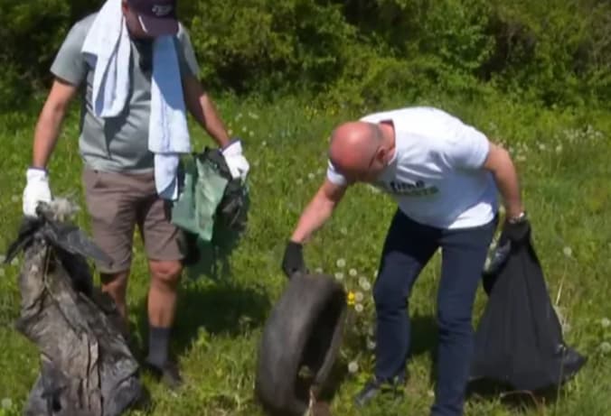 Хрватскиот министер за надворешни работи чистеше ѓубре во околината на Загреб: Некој постапува против природата (ВИДЕО)