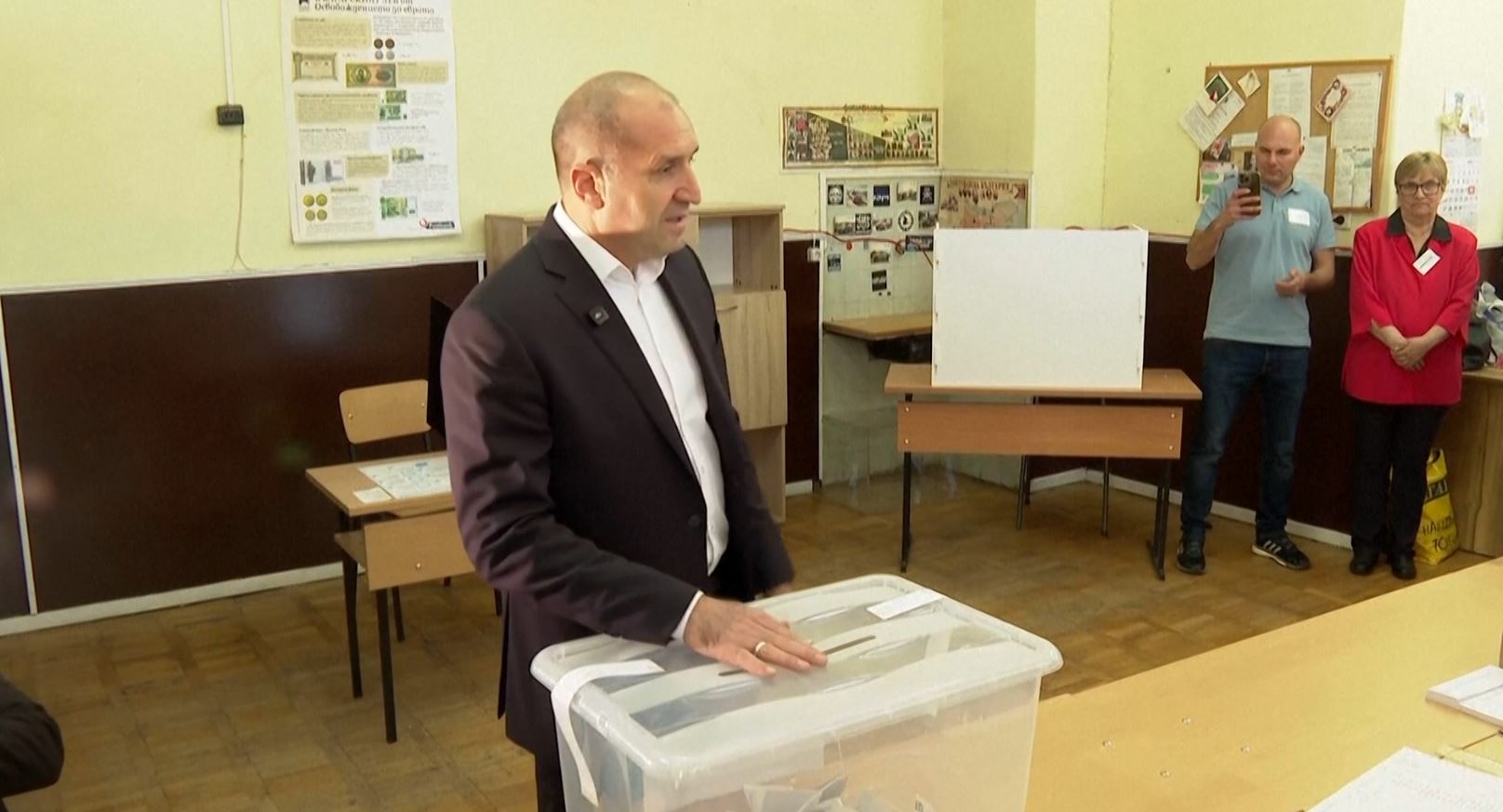 Излезни анкети: Румен Радев убедливо победи со над двојно повеќе гласови пред Борисов