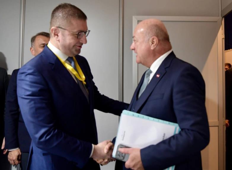 Мицкоски во Виена на средба со австрискиот канцелар Штокер и на бизнис форум