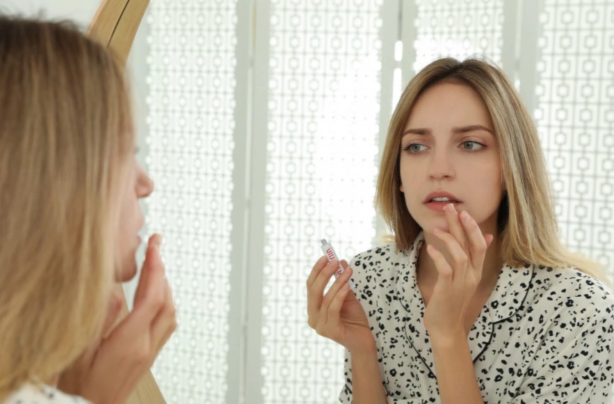 Чувствувате пецкање на усните? Еве како за 24 часа можете да го спречите херпесот пред да се појави меурче!