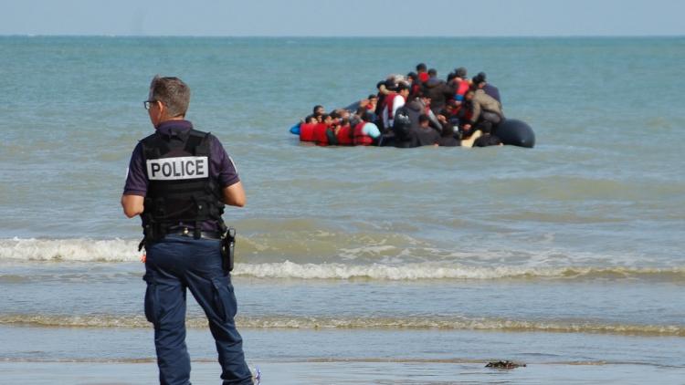 Франција распоредува специјалци на плажите- ќе ги „ловат“ мигрантите