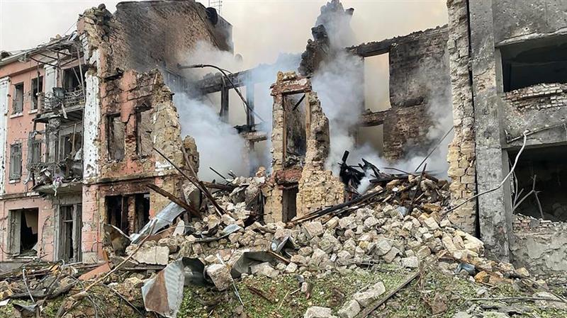 Најмалку шест загинати и десетици повредени во голем руски возушен напад врз неколку украински региони