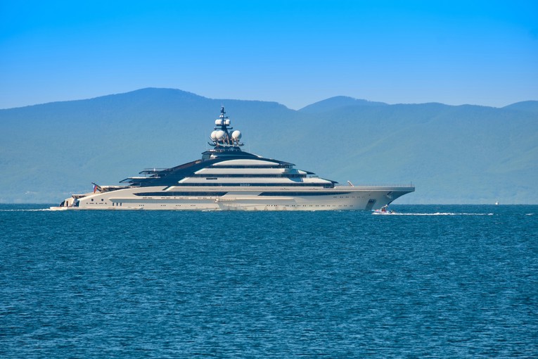 Една од најголемите јахти во светот помина низ Ормутскиот теснец, сопственикот е руски олигарх