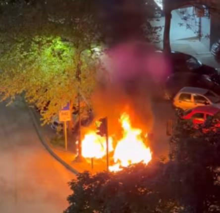 Изгореа две возила во Карпош: Вознемирувачка сцена кај Технолошко-металуршкиот факултет (ВИДЕО)