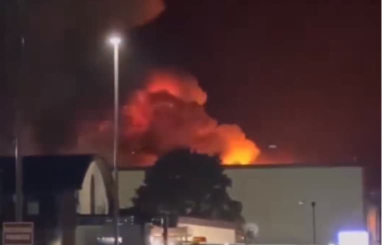 Голем пожар избувна во британската база од која американските бомбардери летаат кон Иран (ВИДЕО)