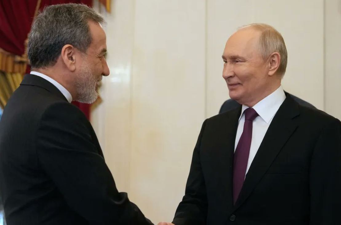 Путин и Арагчи седнаа на иста маса во Санкт Петерсбург: Цената на нафтата расте поради застојот во мировните преговори