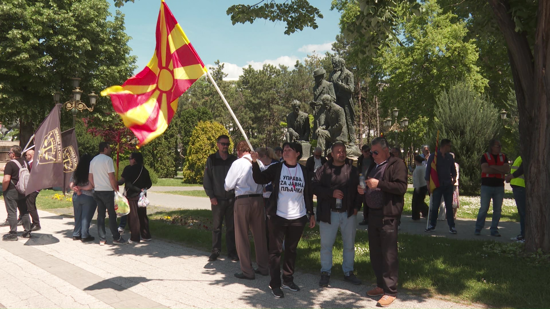 Протест пред Собранието за оданочувањето на приходи од странство