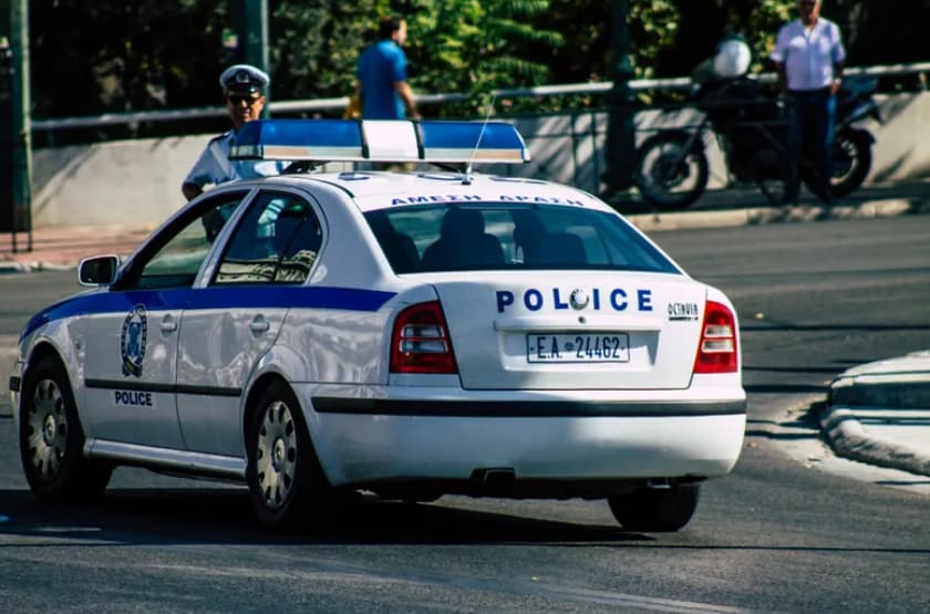 89- годишник пукал во две институции во Атина, повредени се повеќе лица- полицијата во потрага