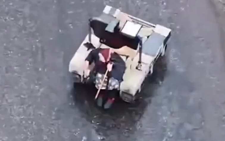 Робот спаси бабичка на линијата на фронтот во Украина, едвај оди со два стапа, но се спаси (ВИДЕО)