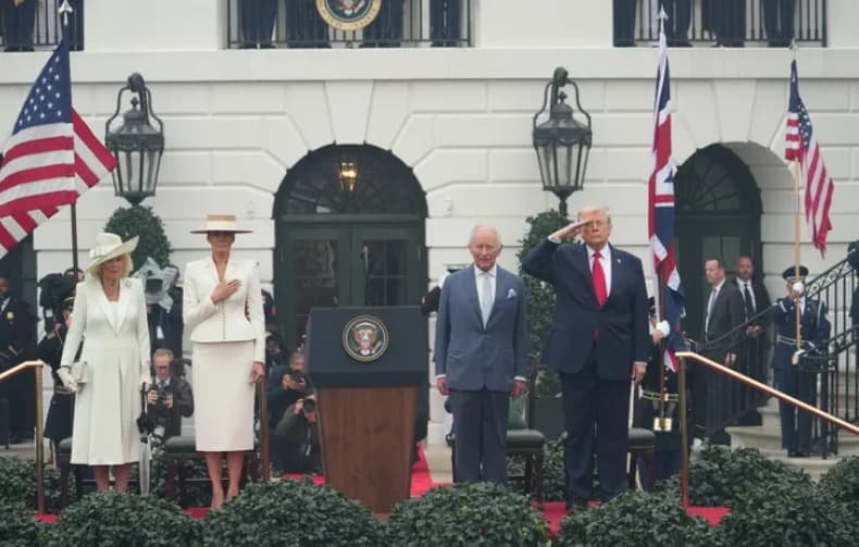 Трамп го пречека кралот Чарлс во Белата куќа со црвен тепих и 21 плотун (ВИДЕО)