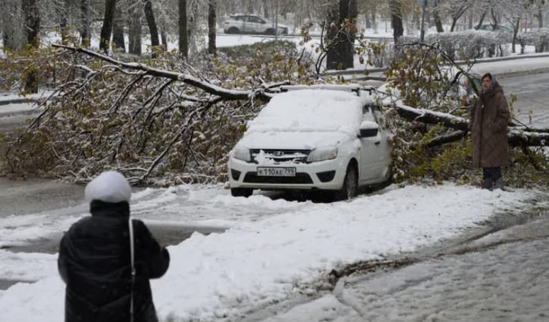Пролетно снежно невреме ја парализира Москва- соборени се над 200 дрвја, одложени летови (ВИДЕО)