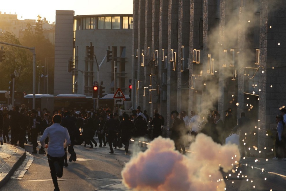 Фото: Ултраортодоксните Евреи го блокираа влезот во Ерусалим, судири со полицијата