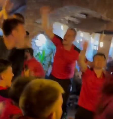Видео: Тимот на ФК Вардар на козарот и осуден криминалец , Миленко Неделковски пеат мизогинична песна за Каролина Гочева