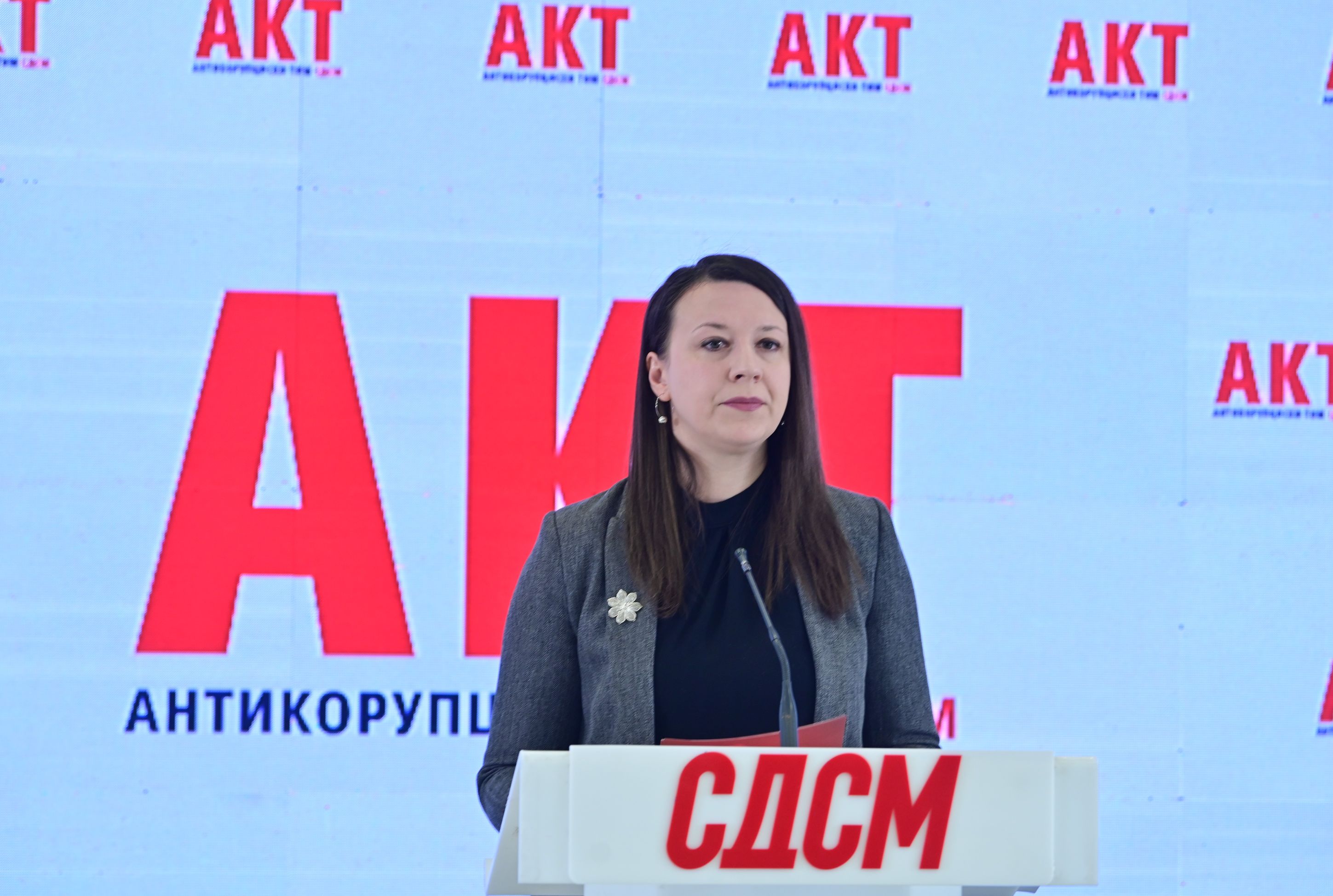 Младеновска: Советниците на ВМРО, ЗНАМ и ВЛЕН кренаа рака за ДУП-от, за кумот на Максо 600 илјади евра