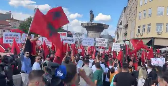 Протест на студенти Албанци: Доминираа албанските знамиња и извиците „УЧК“, наместо пораките за правосудниот испит