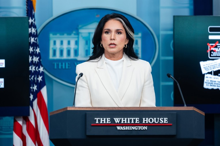 Поднесе оставка шефицата на разузнувањето на Трамп