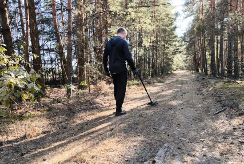 Пребарувал низ шума, па се шокирал од страв- веднаш повикал полиција (ФОТО)