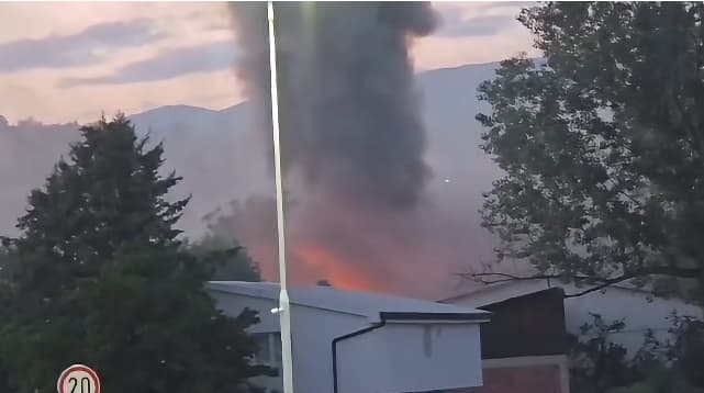 Кулушиќ: Изгаснат е пожарот во фабрика за текстил во Радовиш, неколку пожарникари вдишале поголема количина чад