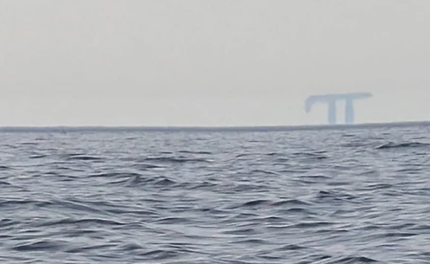 Патници на брод снимиле морничави сцени од огромни фигури како лебдат над морето: Ова се вонземјани