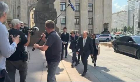 Амбасадори на Европска тројка снимени како пристигнуваат во Кремљ: Што се подготвува?