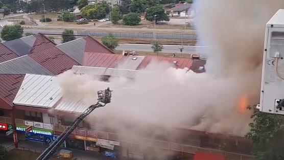 Пожар во трговскиот центар „Енјуб“ во Нов Белград