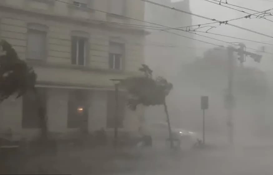Страшно невреме ја погоди Швајцарија, загина тинејџерка во Цирих (ВИДЕО)