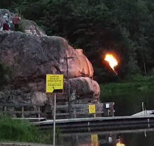Финска во шок: Момче се запали и скокна од карпа во вода, додека пријателите го снимаат (ВИДЕО)