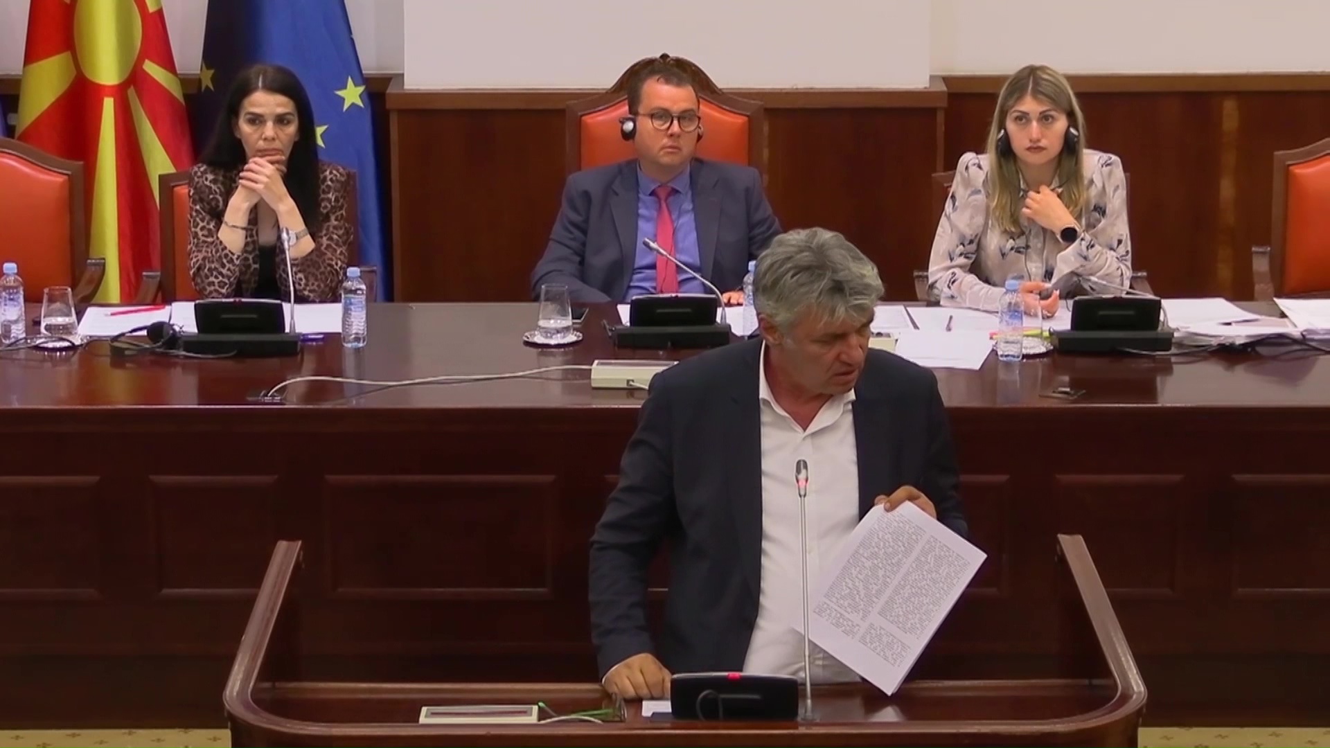 Во напната атмосфера тече расправата по амандманите на законот за правична застапеност
