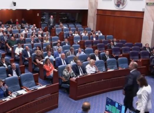 Собранието ги избра новите 8 министри