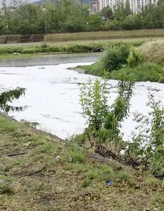 Лепенец е покриен со необична пена кое се влева директно во Вардар