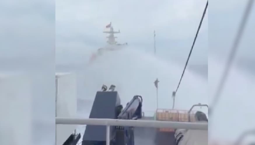 Кинеска крајбрежна стража со водени топови пука во филипински бродови (ВИДЕО)