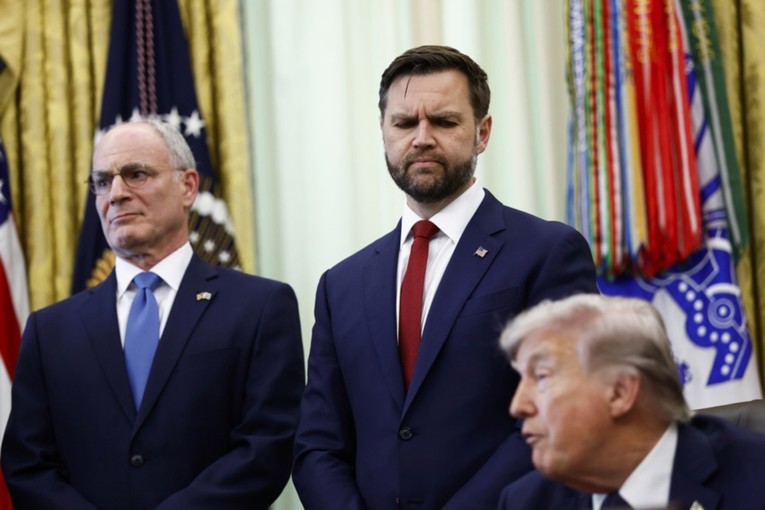 CNN: Венс и шефот на армијата го рпедупредија Трамп на опасност од ескалација на војната со Иран
